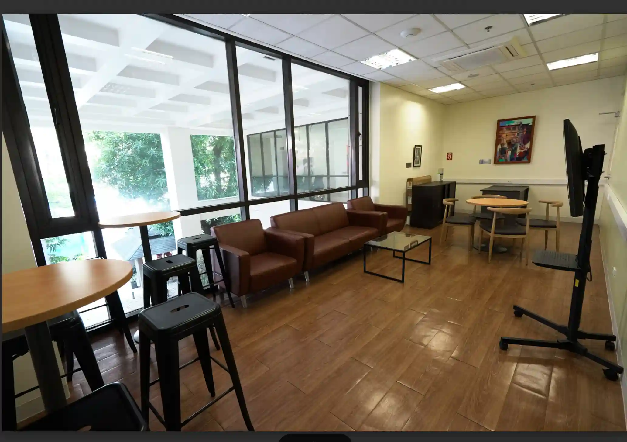 Room 206 – Alumni Lounge photo 1